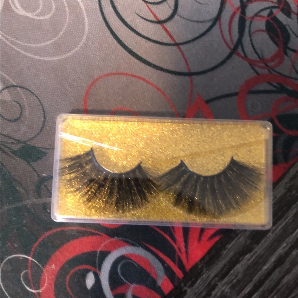 Lashes - Picture 5 of 11